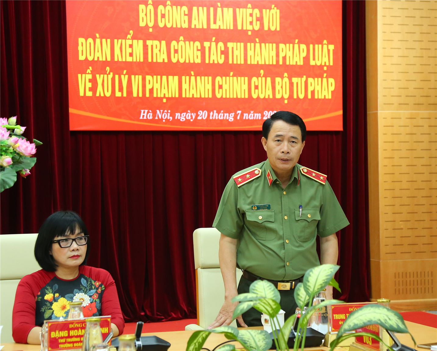 Thứ trưởng Lê Quốc Hùng phát biểu tại buổi làm việc.
