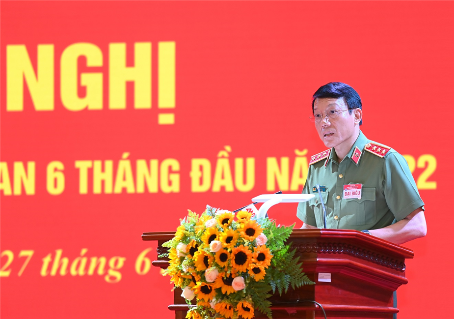 Thứ trưởng Lương Tam Quang báo cáo tóm tắt kết quả công tác công an 6 tháng đầu năm 2022.