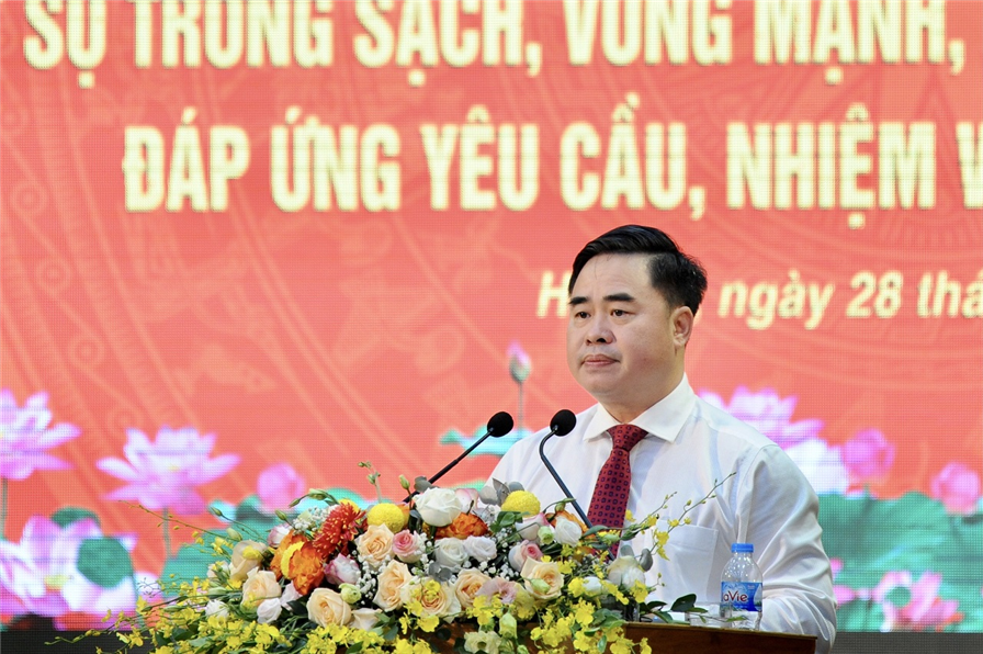PGS.TS Phạm Minh Tuấn, Giám đốc - Tổng Biên tập Nhà xuất bản Chính trị quốc gia Sự thật trình bày đề dẫn Hội thảo.