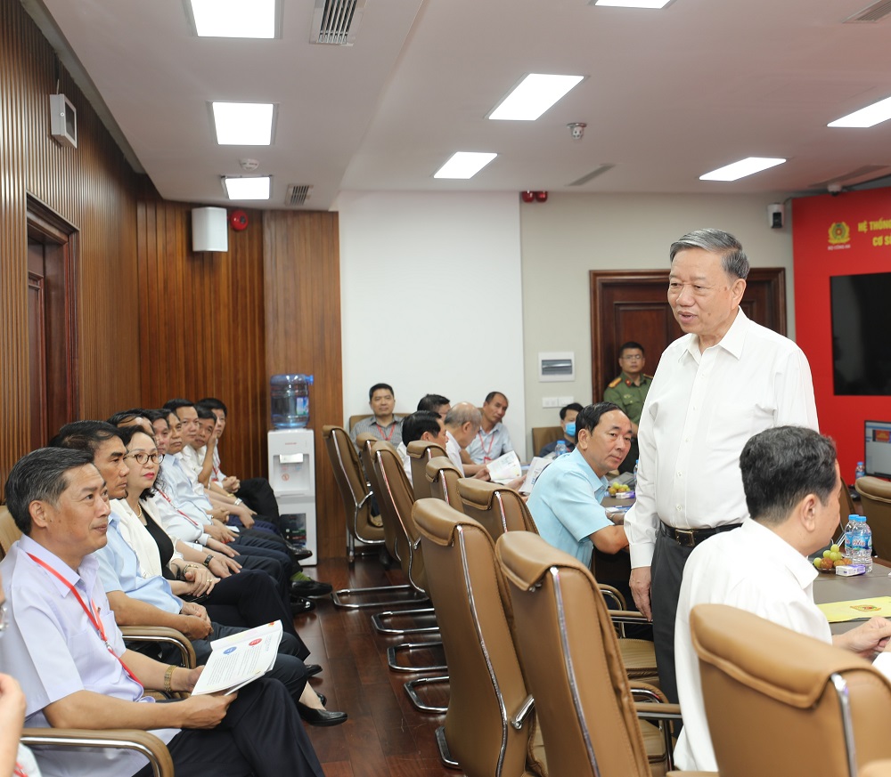 Bộ trưởng Tô Lâm trao đổi với đại biểu tại buổi gặp mặt. 