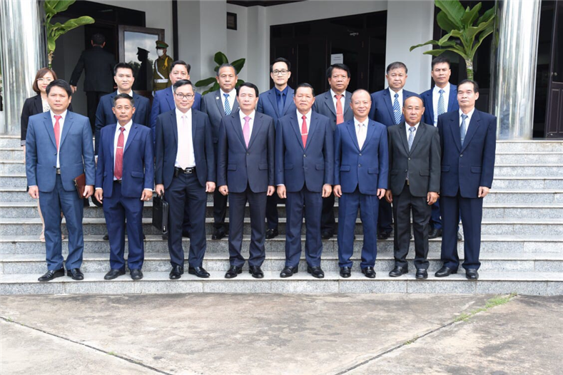 Đoàn đại biểu Bộ Công an hai nước Việt Nam và Lào chụp ảnh lưu niệm trước trụ sở Bộ Công an Lào.