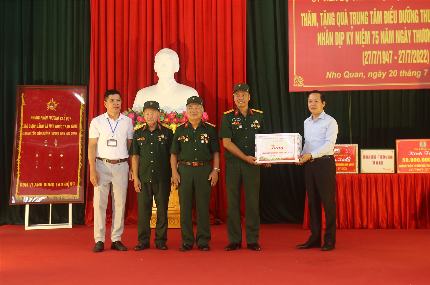 Bộ trưởng Tô Lâm và các đại biểu tặng quà Trung tâm.