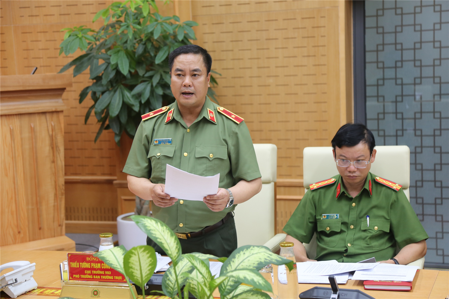 Thiếu tướng Phạm Công Nguyên công bố các quyết định tại phiên họp.
