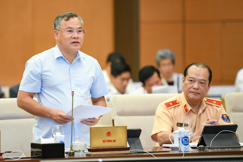 Thứ trưởng Bộ Công an Nguyễn Văn Long thừa uỷ quyền của Thủ tướng Chính phủ trình bày Tờ trình.