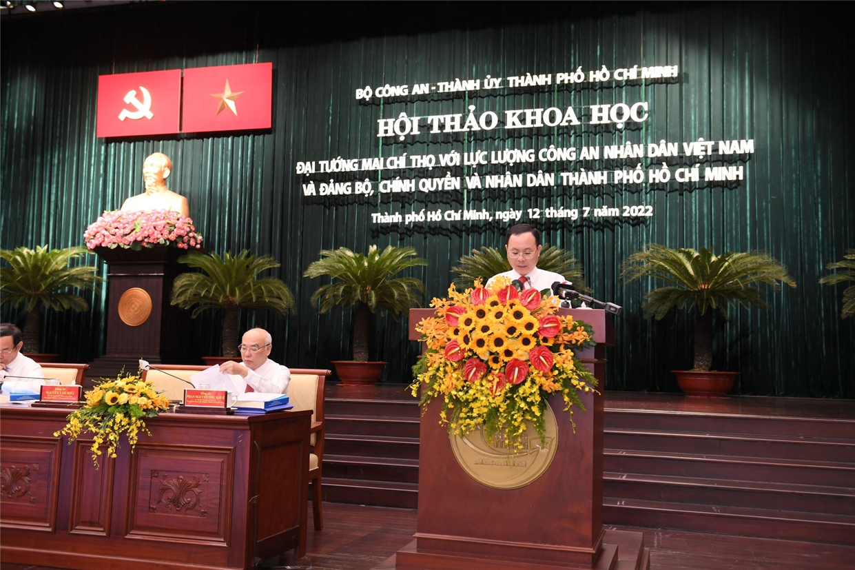 Đồng chí Nguyễn Văn Hiếu, Ủy viên dự khuyết Trung ương Đảng, Phó Bí thư Thành ủy TP. Hồ Chí Minh tham luận tại Hội thảo.