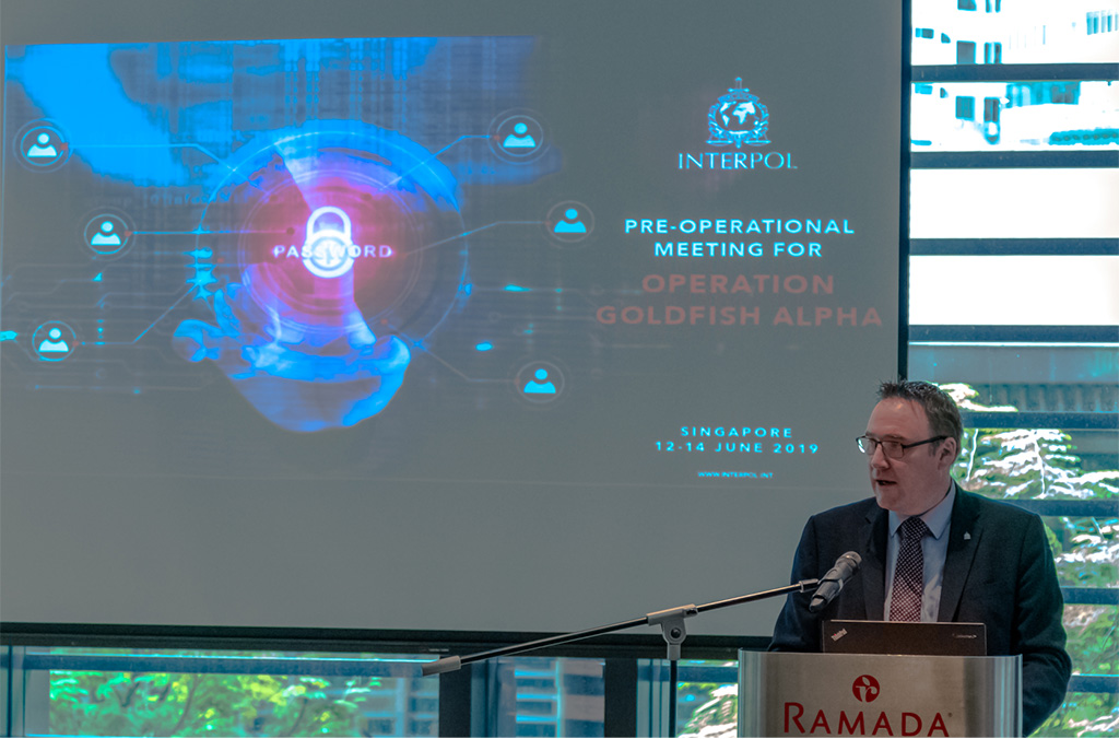 Ông Craig Jones, Giám đốc Ban phòng chống tội phạm mạng của INTERPOL phát biểu tại cuộc gặp mặt các cơ quan chức năng.