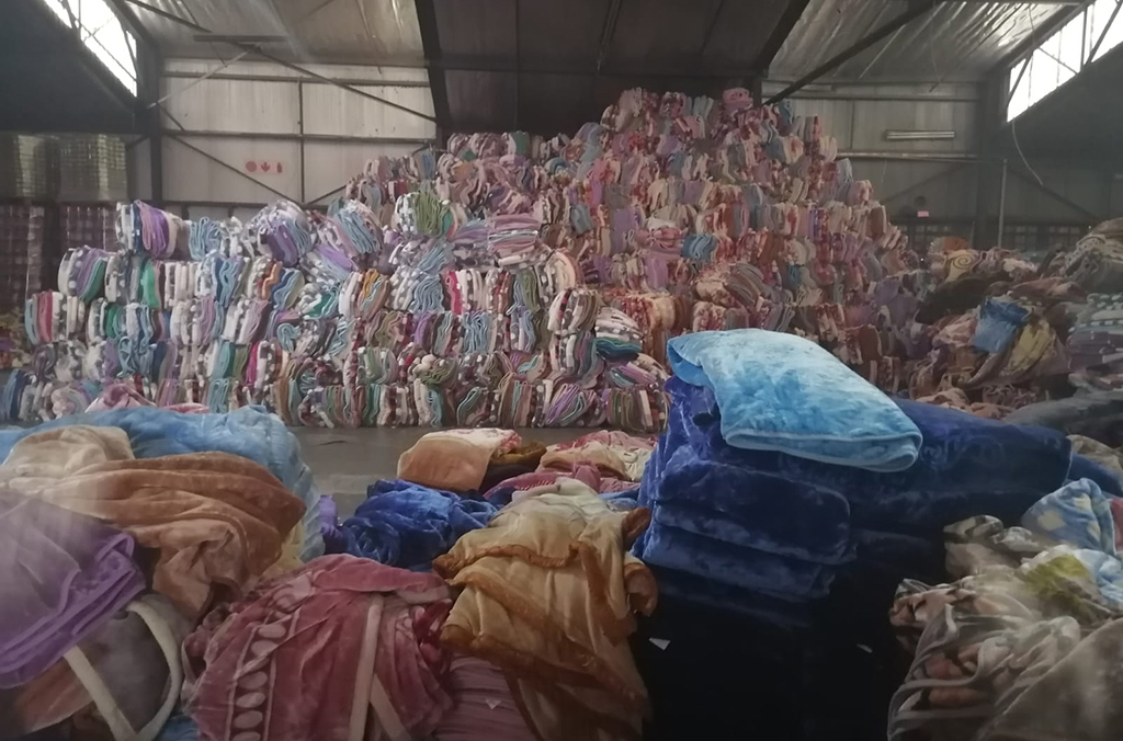 Nạn nhân người Malawi bị cưỡng bức lao động trong một xưởng sản xuất chăn tại Nam Phi.