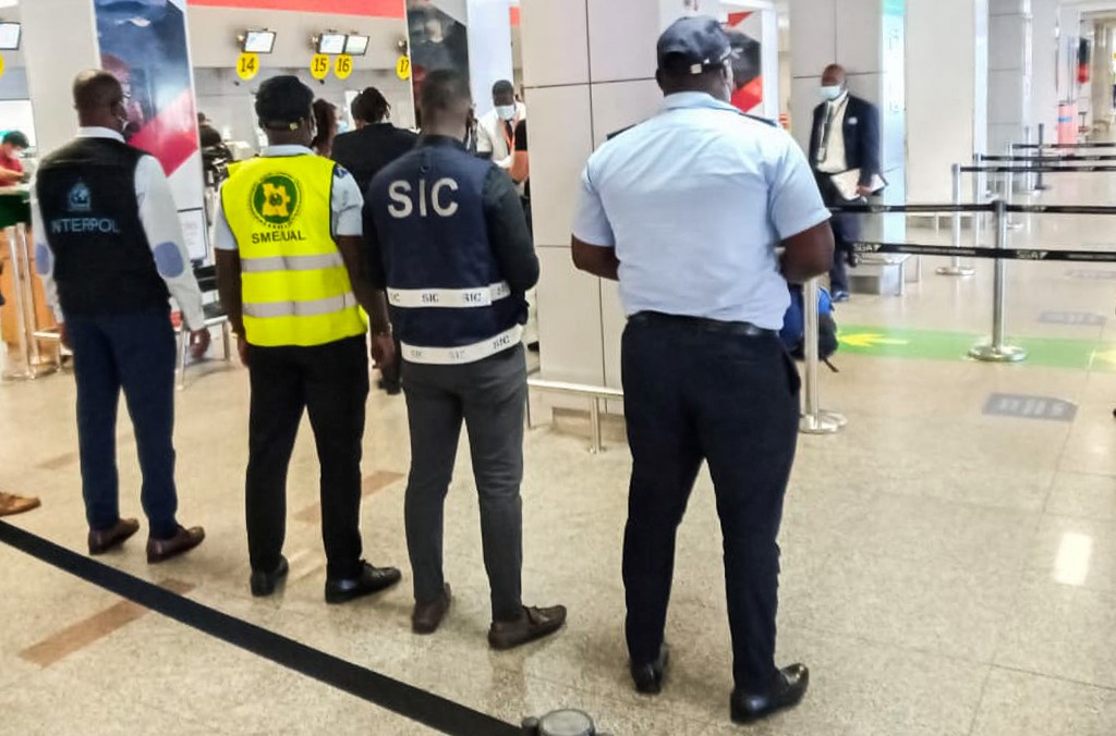 Lực lượng chức năng nước Angola đang tiến hành kiểm tra tại sân bay.