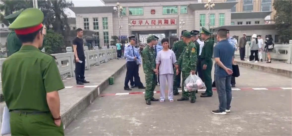 Tiếp nhận Nguyễn Thị Huyền tại Đồn biên phòng cửa khẩu quốc tế Móng Cái.