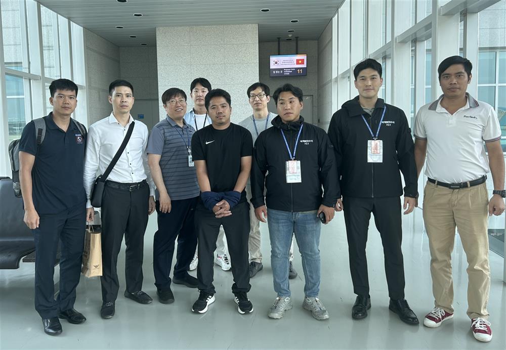 Tổ công táccủa Văn phòng Cơ quan Cảnh sát điều tra Bộ Công an (INTERPOL Việt Nam) tiếp nhận đối tượng Nguyễn Văn Tấn (ảnh vị trí số 4 từ bên trái) để dẫn giải từ Hàn Quốc về Việt Nam.