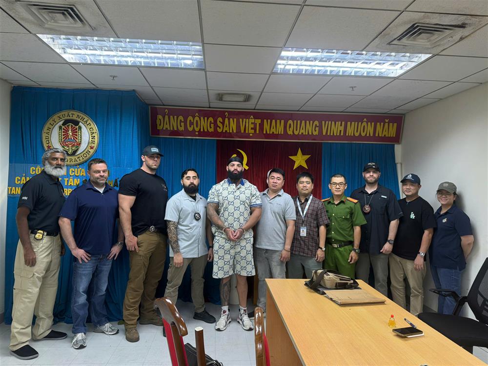 Đối tượng Van Donovan Brown đứng giữa đã bị bắt giữ.