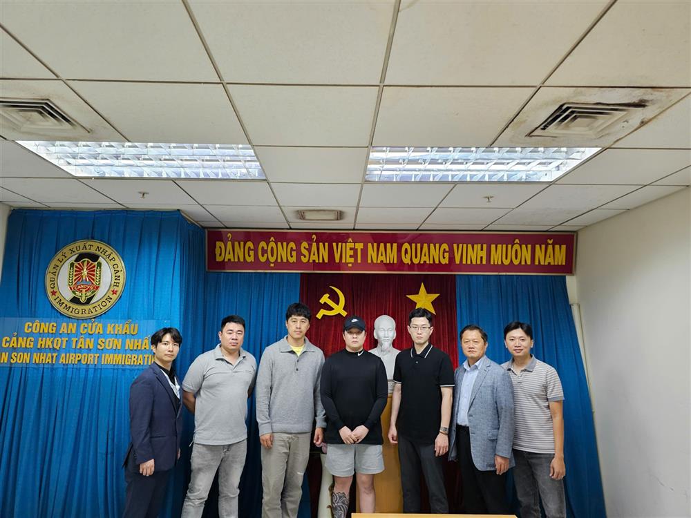 Bàn giao đối tượng Jang Taehee (đối tượng đội mũ đen - vị trí giữa thứ 4) cho 03 sỹ quan từ Văn phòng INTERPOL Hàn Quốc và Cảnh sát quốc gia Hàn Quốc tại Sân bay quốc tế Tân Sơn Nhất.