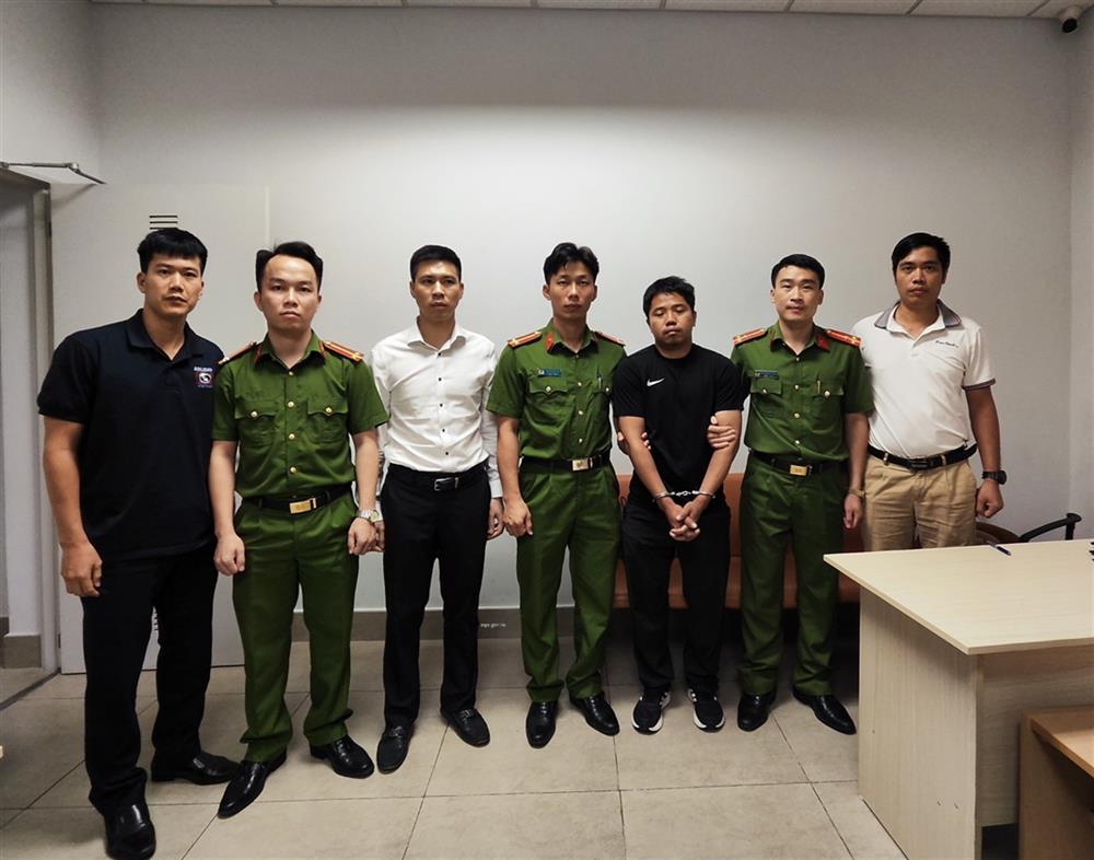 INTERPOL Việt Nam tiến hành thủ tục bàn giao đối tượng Nguyễn Văn Tấn (áo đen, vị trí số 5 từ trái sang) cho Công an tỉnh Bắc Giang.