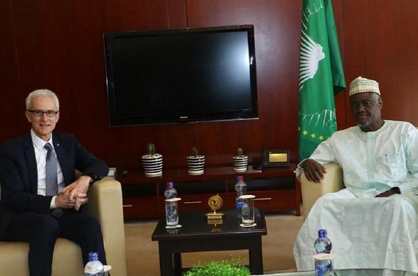 Tổng Thư ký INTERPOL Jurgen Stock và Chủ tịch Ủy ban Liên minh Châu Phi Moussa Faki Mahamat tại cuộc họp.