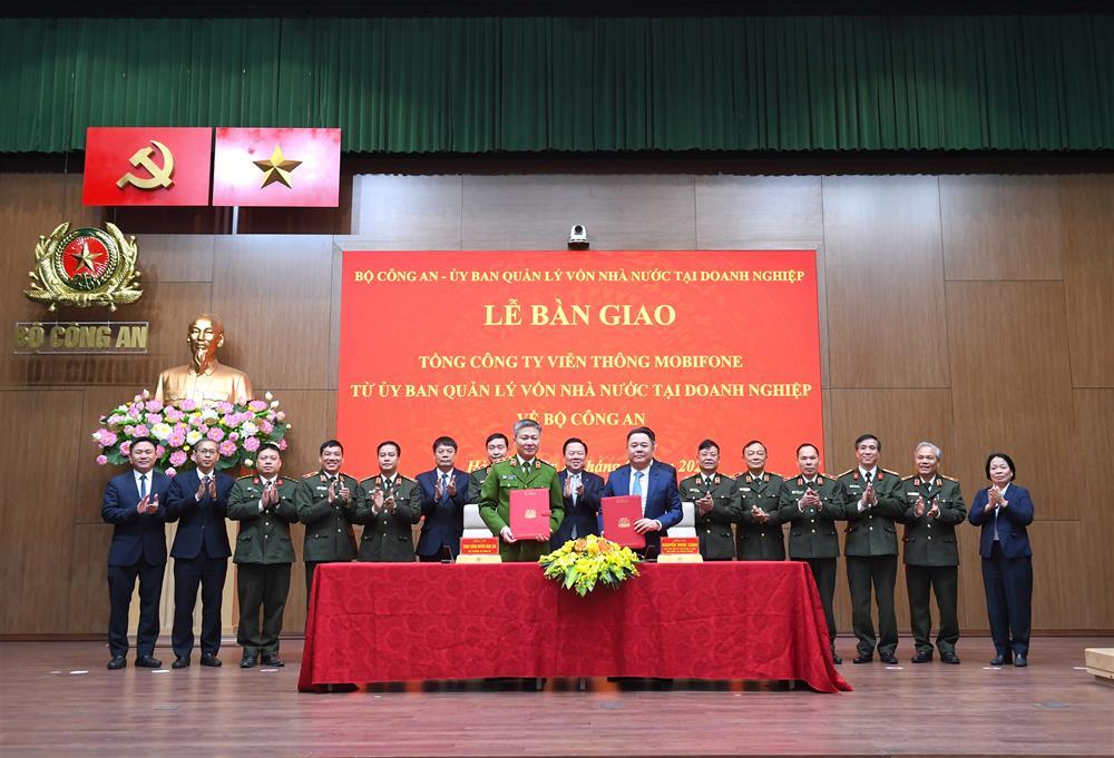 Thứ trưởng Nguyễn Ngọc Lâm và đồng chí Nguyễn Ngọc Cảnh, Phó Chủ tịch Ủy ban Quản lý vốn nhà nước tại doanh nghiệp ký biên bản bàn giao quyền đại diện chủ sở hữu nhà nước tại Tổng công ty Viễn thông MobiFone từ Ủy ban Quản lý vốn nhà nước tại doanh nghiệp về Bộ Công an.
