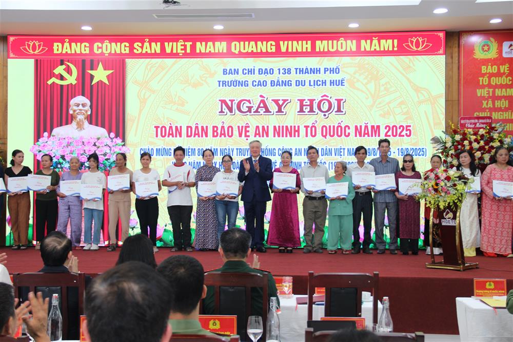 Phó thủ tướng thường trực Chính phủ Nguyễn Hòa Bình trao quà cho các hộ gia đình có hoàn cảnh khó khăn trên địa bàn.
