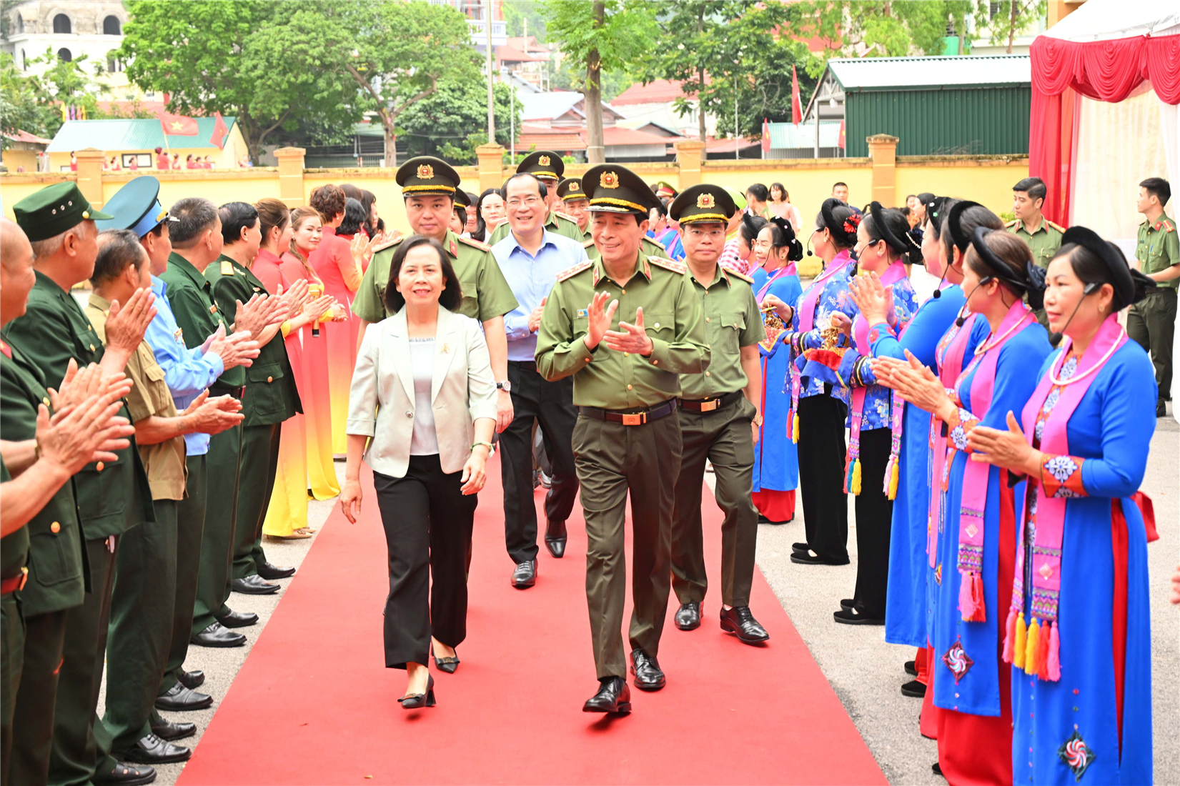Thứ trưởng Lê Quốc Hùng cùng các đại biểu đến dự Ngày hội.