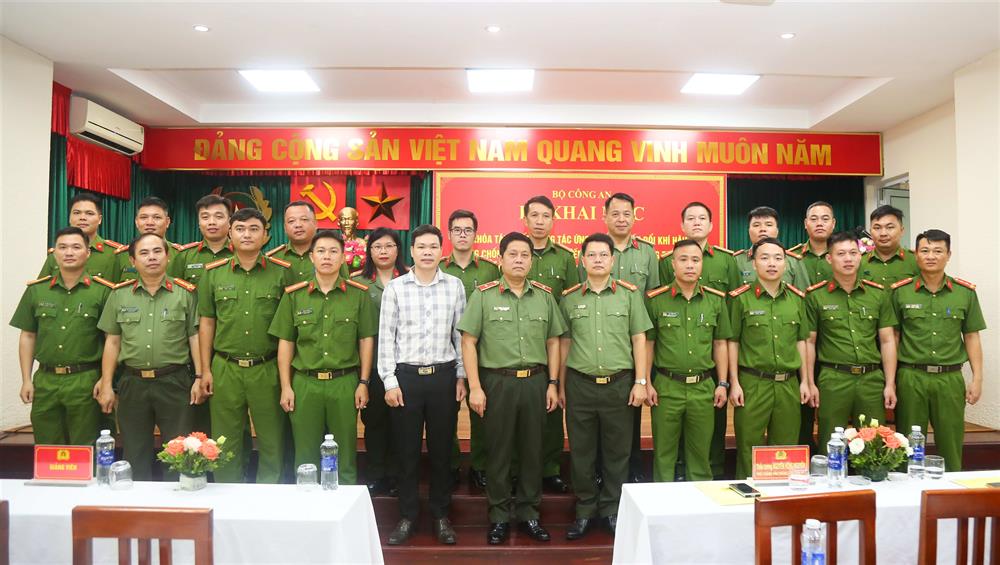 Thiếu tướng Nguyễn Hồng Nguyên chụp ảnh lưu niệm cùng đại diện học viên của Lớp.