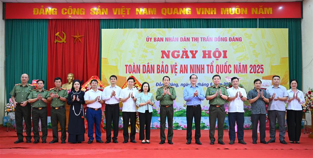 Thứ trưởng Lê Quốc Hùng cùng các đại biểu dự Ngày hội.