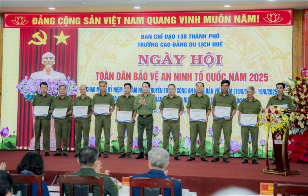 Ảnh 5: Thứ trưởng Lê Quốc Hùng tặng quà cho các cá nhân tham gia bảo vệ ANTT ở cơ sở có thành tích trong phong trào Toàn dân bảo vệ ANTQ.
