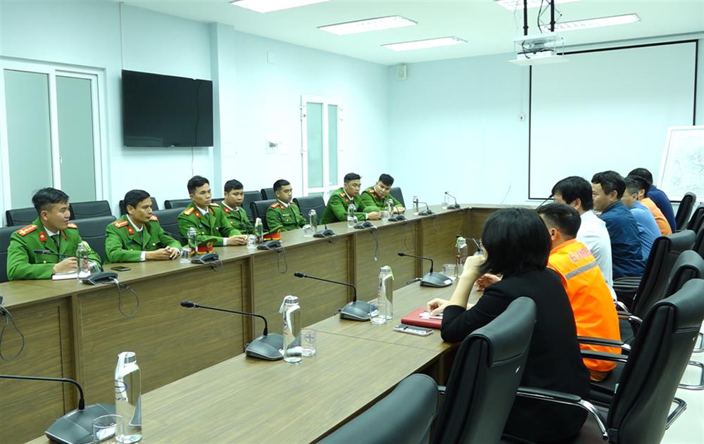 Ảnh: Lực lượng Công an xã phối hợp với ban quản lý họp bàn thống nhất phương án bảo đảm an ninh trật tự cho các hoạt động trên công trình
