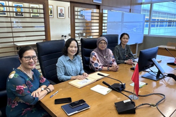 Bà Dr. Marina Binti Abdullah Sani, Phó Giám đốc Bệnh viện đa khoa Sultan Idris Shah Serdang tiếp, làm việc với Thiếu tướng Phạm Thị Lan Anh và đoàn công tác.