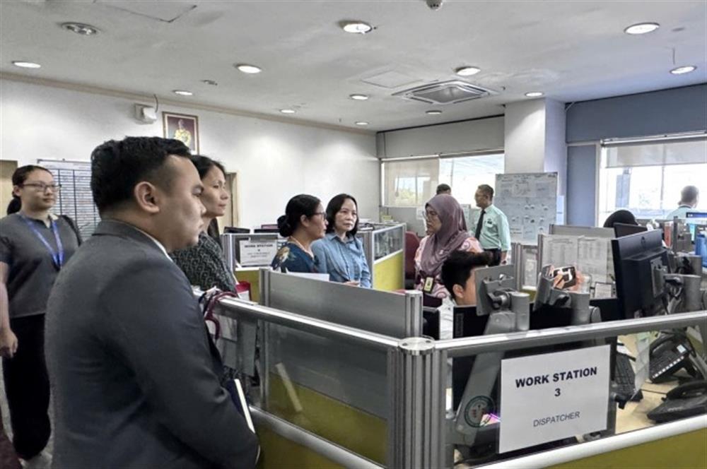 Thiếu tướng Phạm Thị Lan Anh và đoàn công tác tham quan Bệnh viện đa khoa Sultan Idris Shah Serdang.
