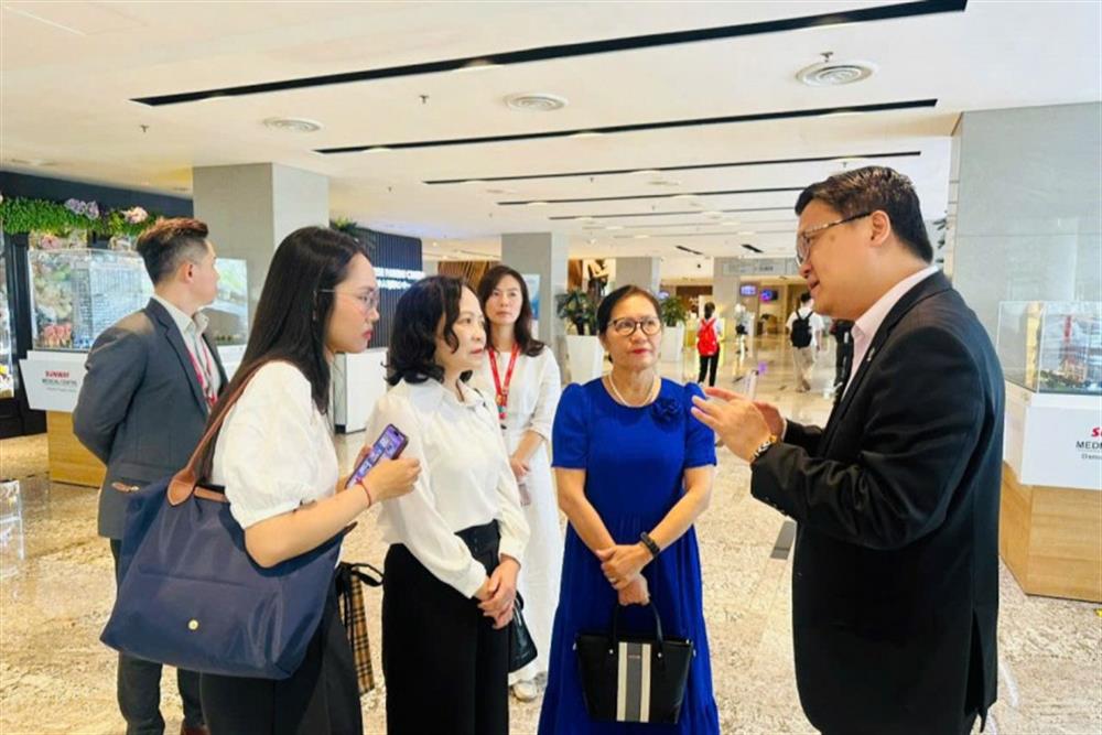 Ngài Dr Seow Vei Ken trao đổi với Thiếu tướng Phạm Thị Lan Anh khi tham quan Sunway Medical Centre.