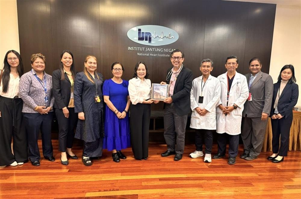 Ngài Dr.Shaiful Azmi Yahaya, Viện trưởng Viện Tim mạch Quốc gia Malaysia trao quà tặng Thiếu tướng Phạm Thị Lan Anh nhân chuyến thăm, làm việc.