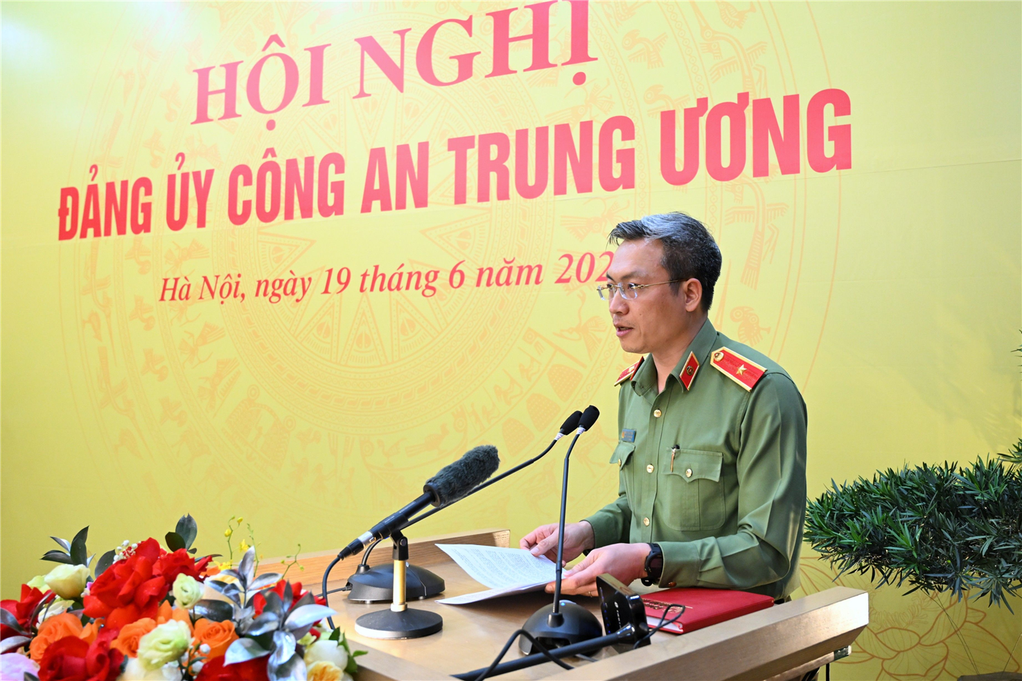 Thiếu tướng Nguyễn Quốc Toản, Ủy viên Đảng ủy CATW, Chánh Văn phòng Bộ Công an trình bày báo cáo tại Hội nghị.