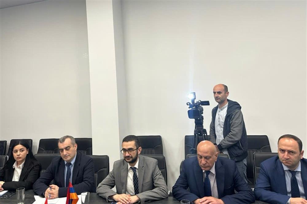 Thứ trưởng Bộ Nội vụ Armenia Armen Ghazaryan phát biểu tại buổi làm việc.