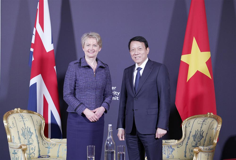 Bộ trưởng Lương Tam Quang và Bộ trưởng Bộ Nội vụ Anh Yvette Cooper.