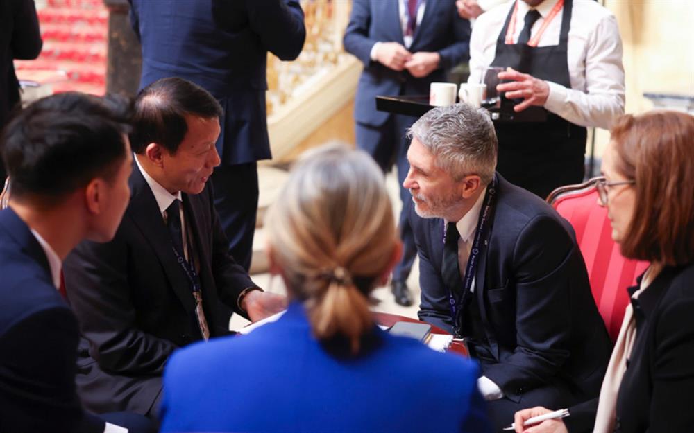 Bộ trưởng Lương Tam Quang trao đổi với Bộ trưởng Nội vụ Tây Ban Nha Fernando Grande-Marlaska bên lề Hội nghị thượng đỉnh về An ninh biên giới.