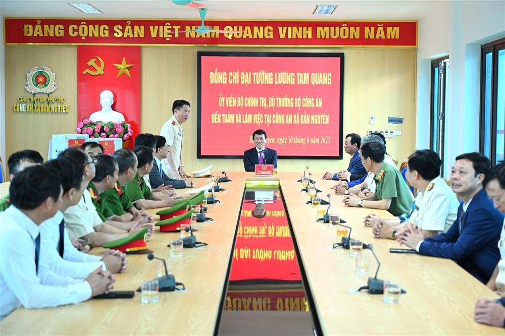 Bộ trưởng Lương Tam Quang thăm, làm việc tại Công an xã Bản Nguyên.