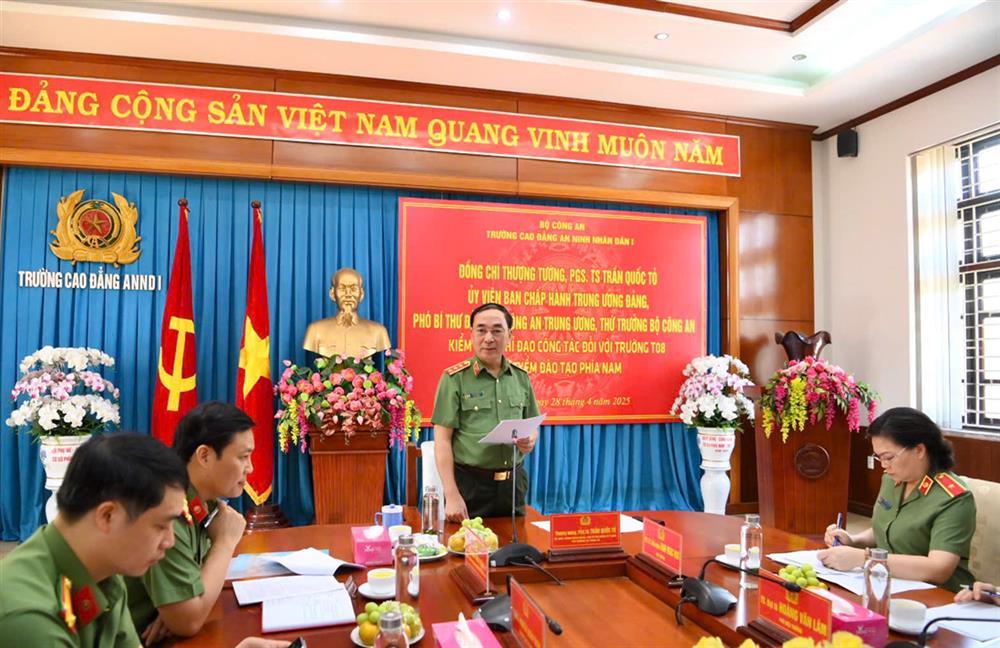 Thứ trưởng Trần Quốc Tỏ phát biểu tại buổi làm việc.