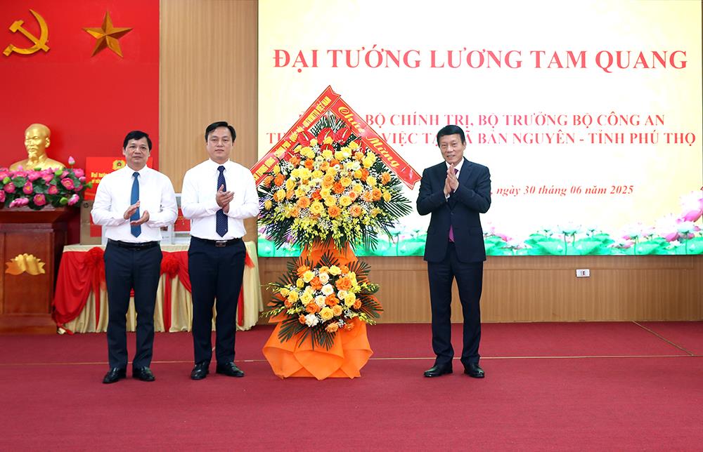 Bộ trưởng Lương Tam Quang chúc mừng Đảng bộ, chính quyền và Nhân dân xã Bản Nguyên.