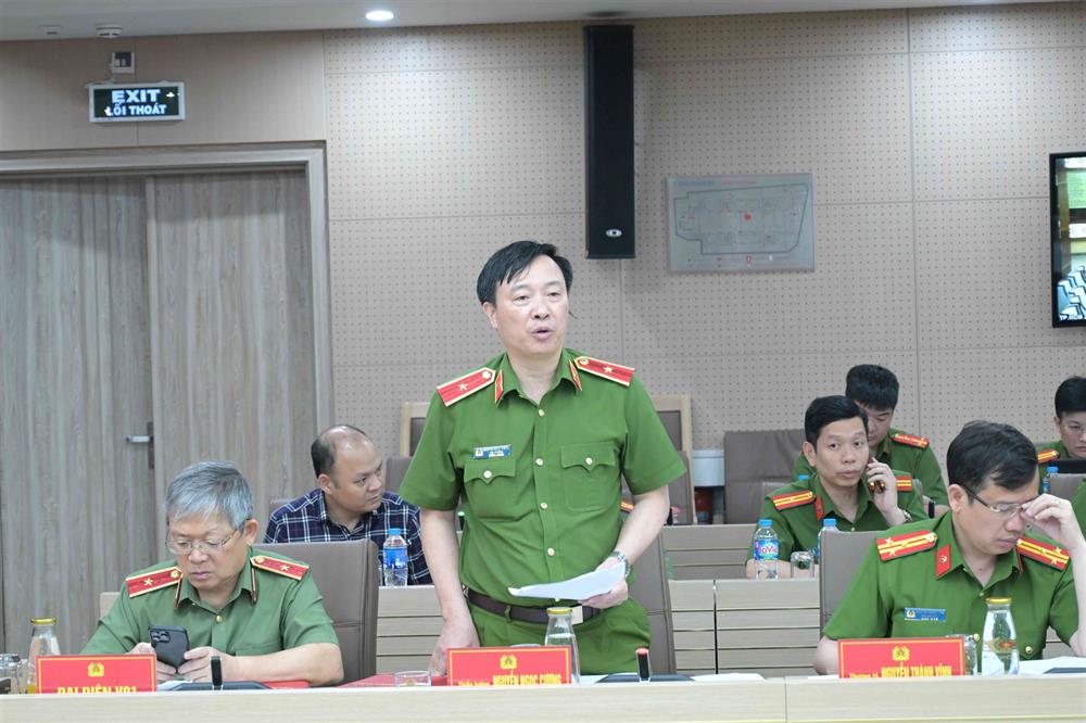 Thiếu tướng Nguyễn Ngọc Cương, Giám đốc Trung tâm Dữ liệu quốc gia trình bày báo cáo tại Hội nghị.