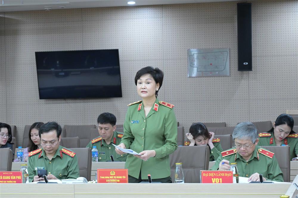Trung tướng Ngô Thị Hoàng Yến, Cục trưởng Cục Hồ sơ nghiệp vụ báo cáo một số nội dung cơ bản của dự án Luật.