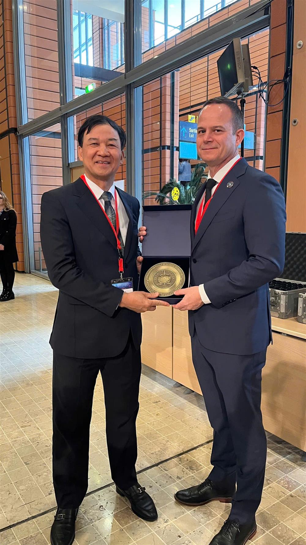 Thiếu tướng Trần Minh Tiến, Chánh Văn phòng Cơ quan CSĐT Bộ Công an, Chánh Văn phòng INTERPOL Việt Nam gặp và làm việc với Chánh Văn phòng INTERPOL Hoa Kỳ.