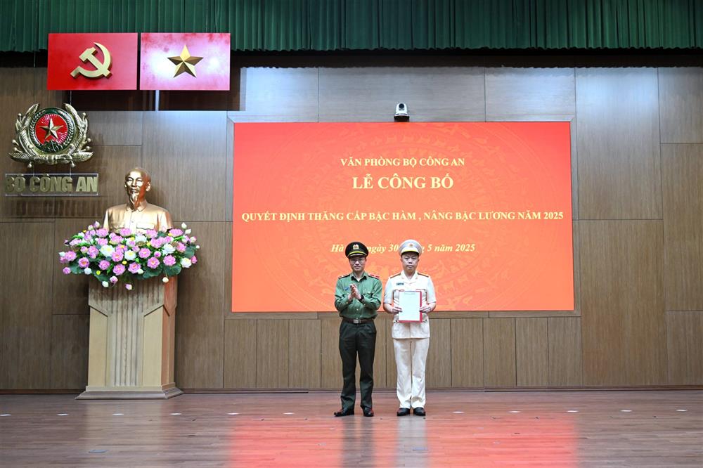 Thiếu tướng Nguyễn Quốc Toản trao quyết định thăng cấp bậc hàm cho Đại tá Nguyễn Trung Hiếu.