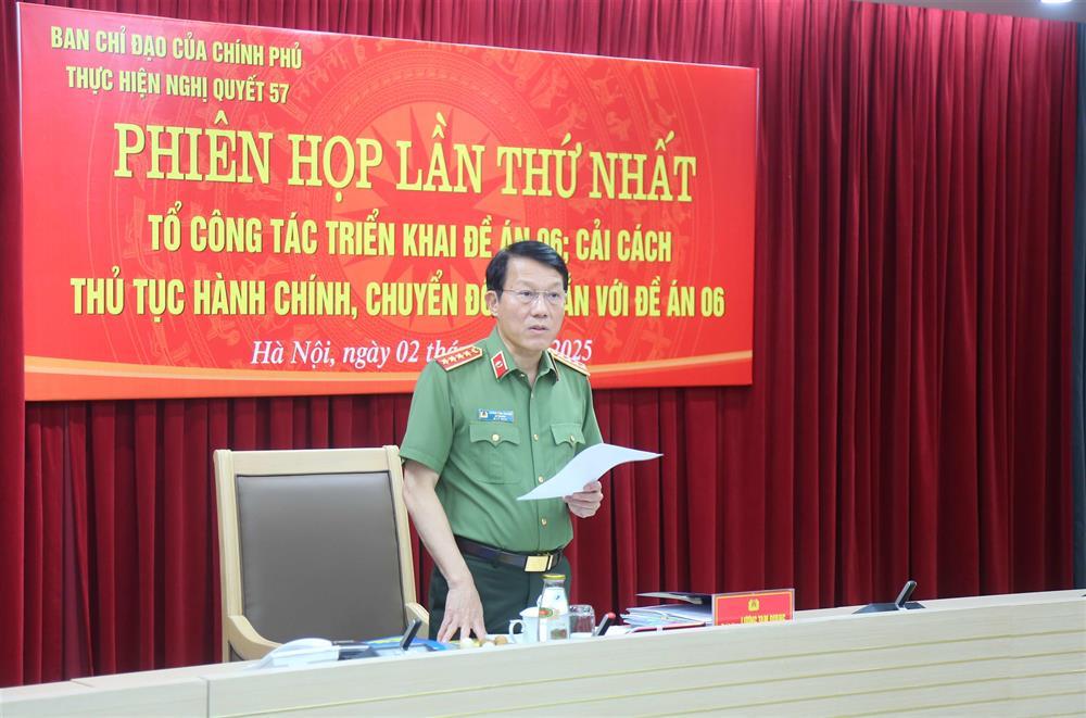 Bộ trưởng Lương Tam Quang yêu cầu khẩn trương hoàn thiện dự thảo Quyết định Chiến lược dữ liệu tại Trung tâm dữ liệu quốc gia .