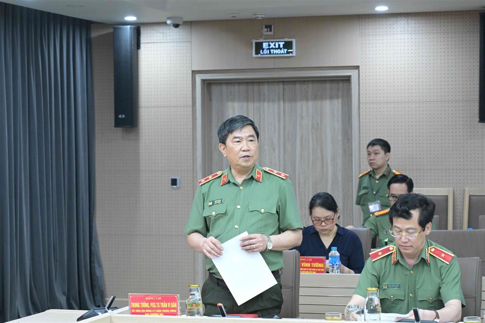 Trung tướng, PGS. TS. Trần Vi Dân, Cục trưởng Cục Khoa học, Chiến lược và Lịch sử Công an điều hành thảo luận.