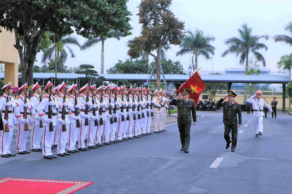 Bộ trưởng Lương Tam Quang duyệt Đội danh dự Công an tỉnh Nam Định.