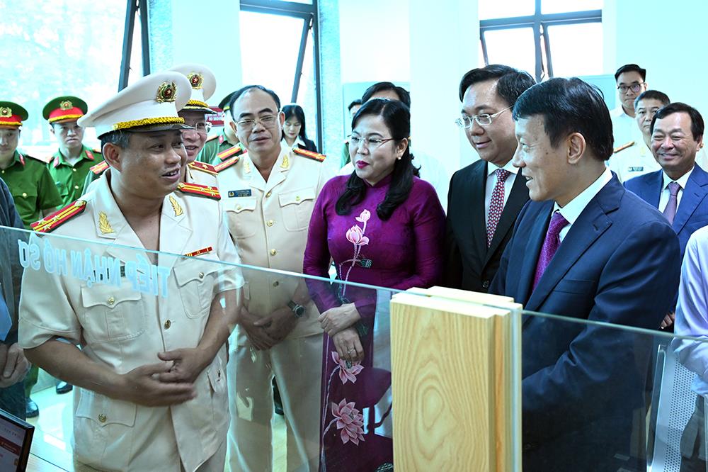 Bộ trưởng Lương Tam Quang kiểm tra công tác tiếp nhận, giải quyết thủ tục hành chính của Công an xã Bản Nguyên.