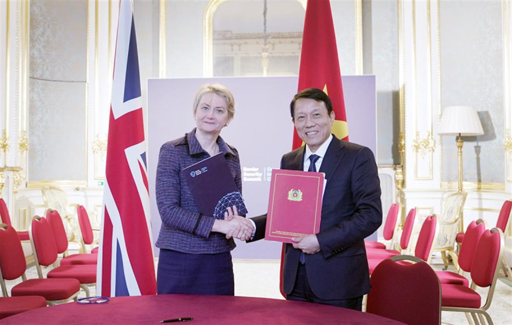 Bộ trưởng Lương Tam Quang và Bộ trưởng Bộ Nội vụ Anh Yvette Cooper ký Kế hoạch hành động phòng, chống mua bán người.