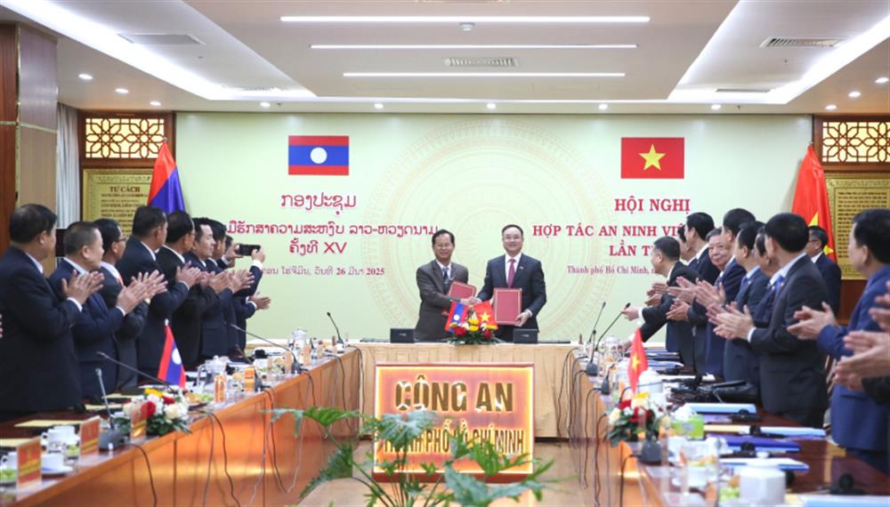 Thứ trưởng Phạm Thế Tùng và Thứ trưởng Kongthong Phongvichit ký kết Biên bản Hội nghị Hợp tác An ninh Lào - Việt Nam lần thứ XV.