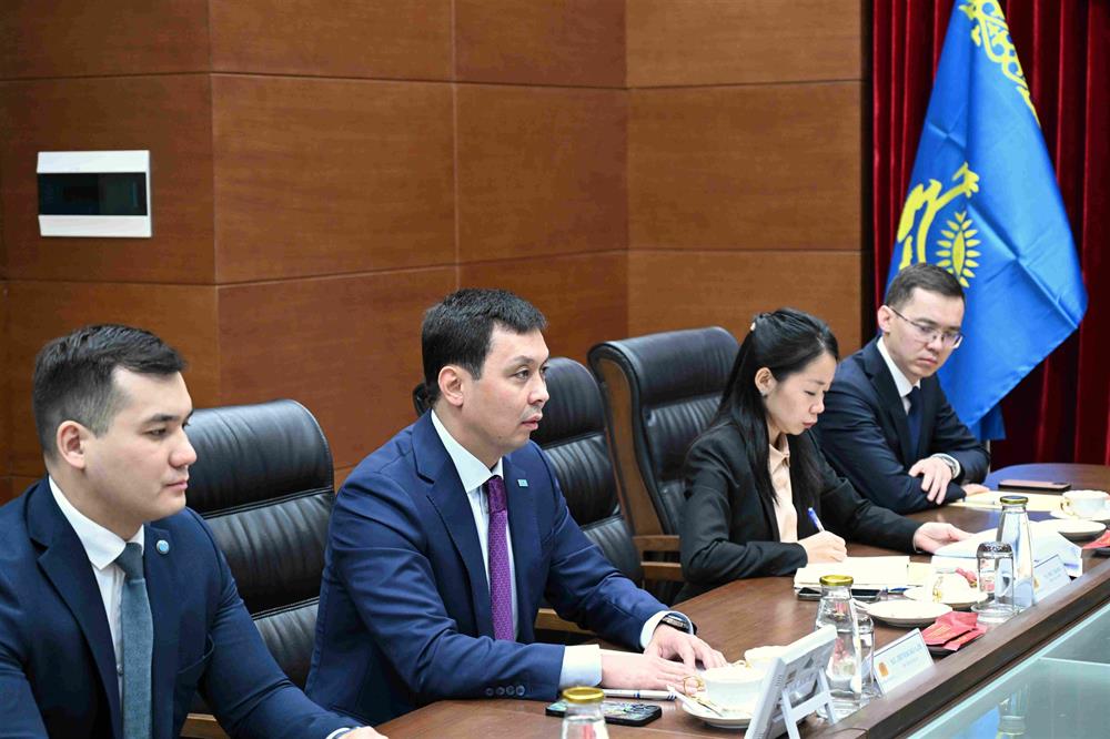 Chủ tịch Cơ quan phòng chống tham nhũng Kazakhstan Zhumagali Askhat phát biểu tại buổi tiếp.