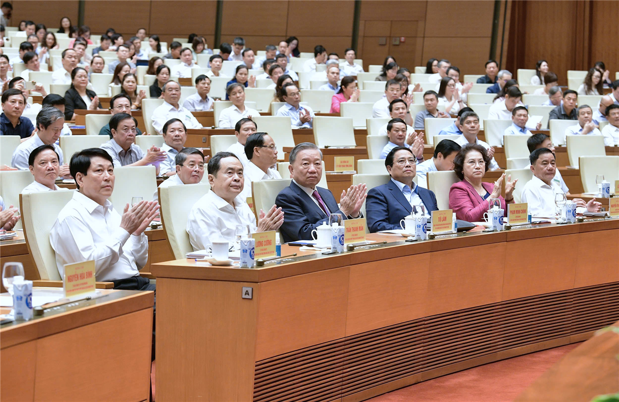 Các đồng chí lãnh đạo Đảng, Nhà nước dự Hội nghị tại Hội trường Diên Hồng.