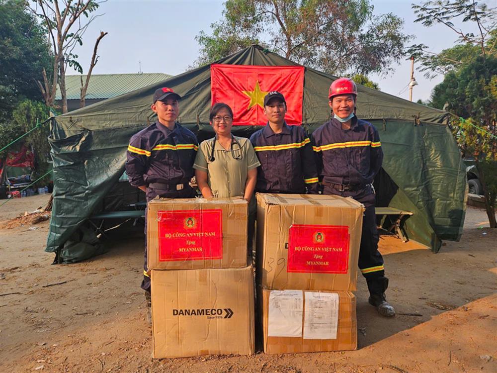 Đoàn cứu trợ Bộ Công an trao tặng nhu yếu phẩm và vật dụng cần thiết đến người dân Myanmar.