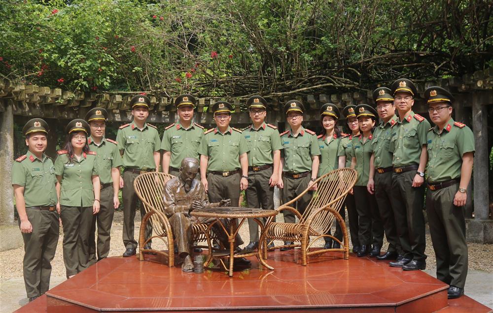 Các đại biểu tham quan Khu di tích Chủ tịch Hồ Chí Minh.